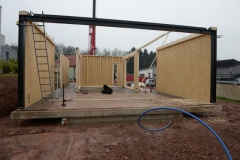 Holzständerbauweise mit Aussteifungsrahmen aus Stahl